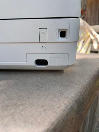 Escáner HP blanco con cables