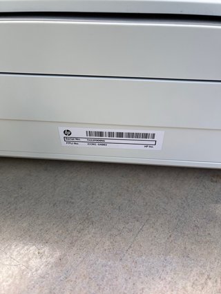 Escáner HP blanco con cables