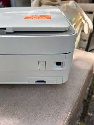 Escáner HP blanco con cables