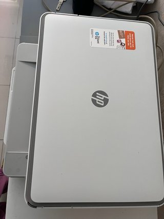 Escáner HP blanco con cables
