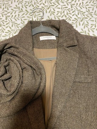 Blazer marrón con flor decorativa