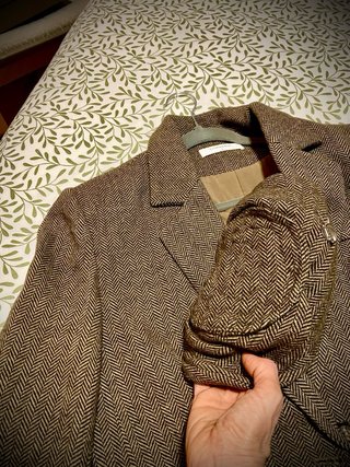 Blazer marrón con flor decorativa