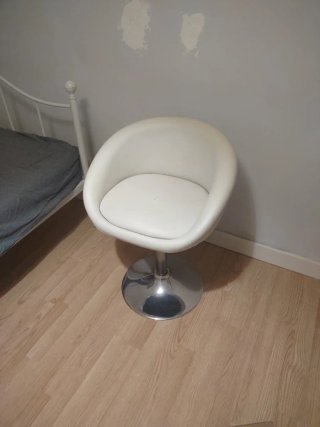 Silla de oficina giratoria blanca