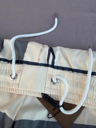 Pantaloni Burberry a quadri bianchi corti