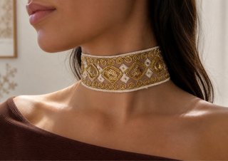 Gargantilla dorada con detalles blancos