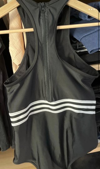 Bañador negro con cremallera y detalles