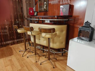 Barra de bar con 3 taburetes