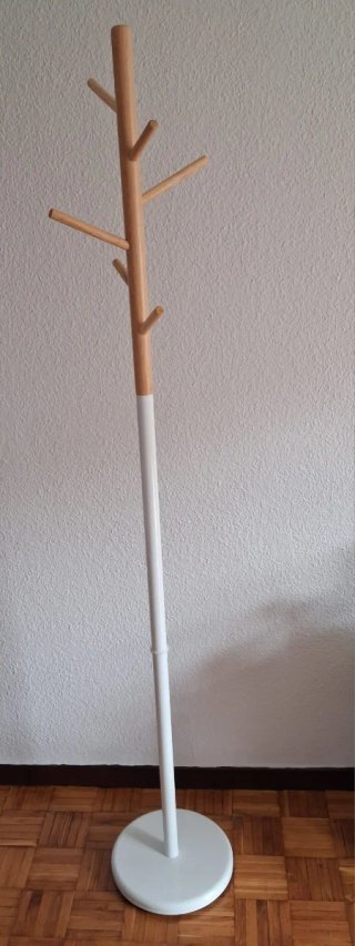 Perchero de madera y plástico