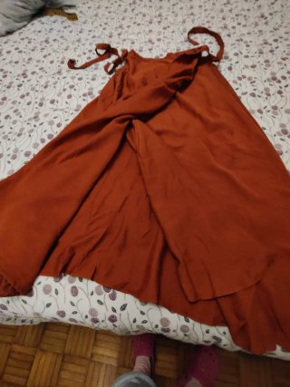 Falda midi color caldera.Cintura ajustable.