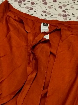 Falda midi color caldera.Cintura ajustable.