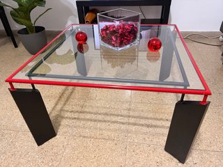 Mesa de centro cristal y metal roja. Negociable.