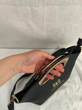 Borsa nera con manico rigido dorato vintage y2k