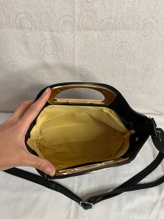Borsa nera con manico rigido dorato vintage y2k