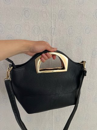 Borsa nera con manico rigido dorato vintage y2k