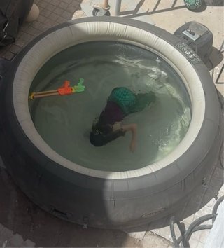 Jacuzzi inflable gris urge por obra
