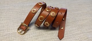 Cintura in vera pelle cognac con borchie oro