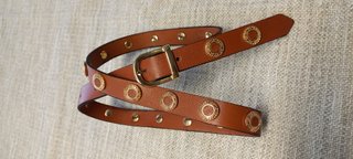 Cintura in vera pelle cognac con borchie oro