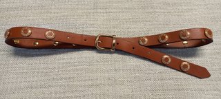 Cintura in vera pelle cognac con borchie oro