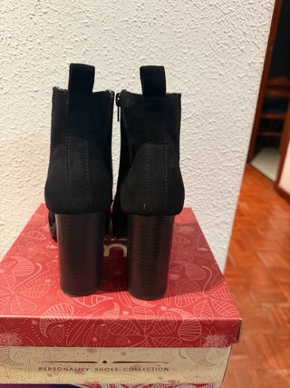 Botas de mujer con flecos y cordones,