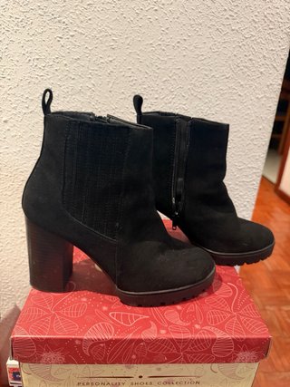 Botas de mujer con flecos y cordones,