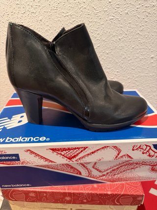 Botas de mujer con flecos y cordones,