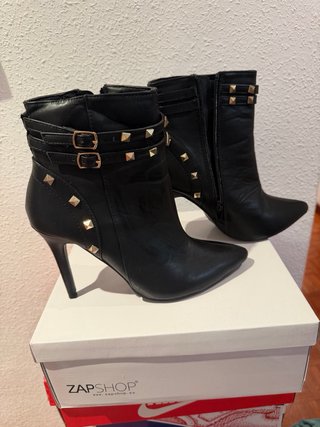 Botas de mujer con flecos y cordones,