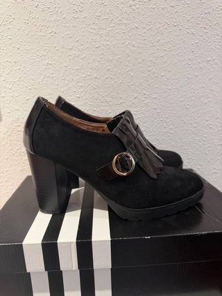 Botas de mujer con flecos y cordones,