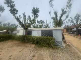 Caravana fija en camping