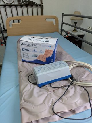 Cama ortopédica + colchón antiescaras