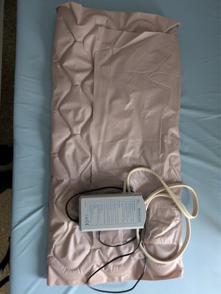 Cama ortopédica + colchón antiescaras