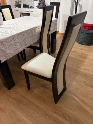 Mesa comedor negra y 6 sillas blanco