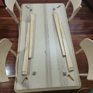 Mesa de comedor y 2 sillas