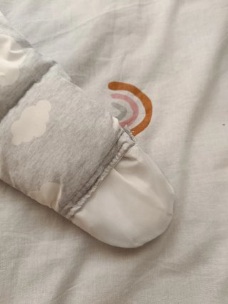 Buzo para bebé con capucha y nubes