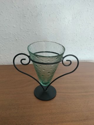 Jarrón de cristal con soporte metálico