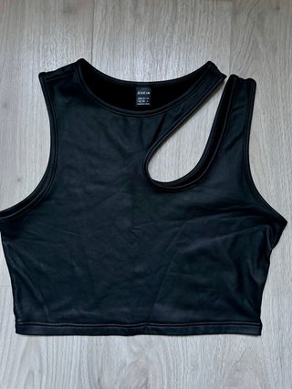 Top negro efecto piel con cut-out Talla M NUEVO