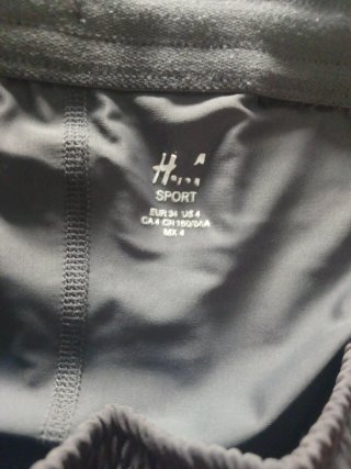 Pantalón corto deportivo gris