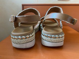 Sandalias Plataforma Beige y Dorado