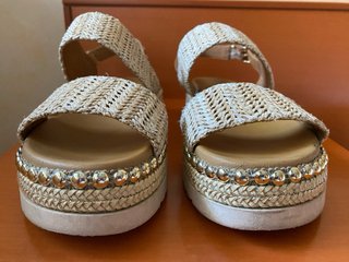 Sandalias Plataforma Beige y Dorado