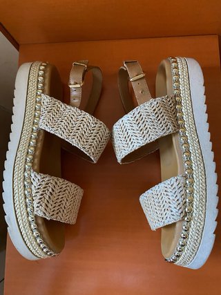 Sandalias Plataforma Beige y Dorado