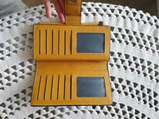 Monedero amarillo con diseño perforado