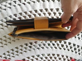 Monedero amarillo con diseño perforado
