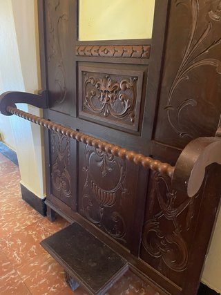 Mueble recibidor madera castaño tallado