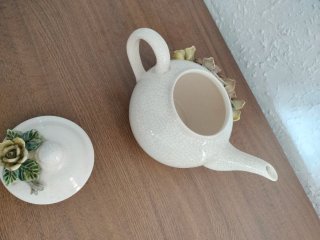 Tetera de cerámica con flores