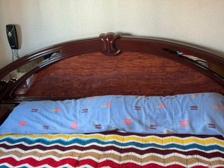 Cómoda de madera con espejo + cama + mesilla