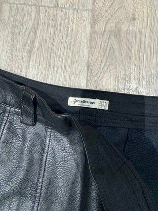Minifalda negra piel sintética Stradivarius T38 M