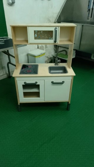 Cocinita de madera para niños