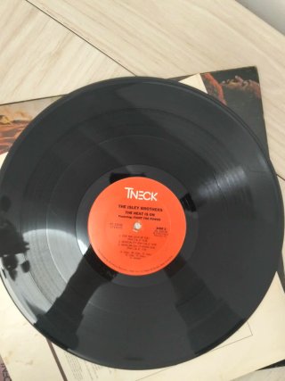 The Isley Brothers Vinilo The Heat Is On