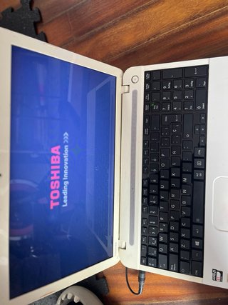 Portatile Toshiba Satellite in bianco