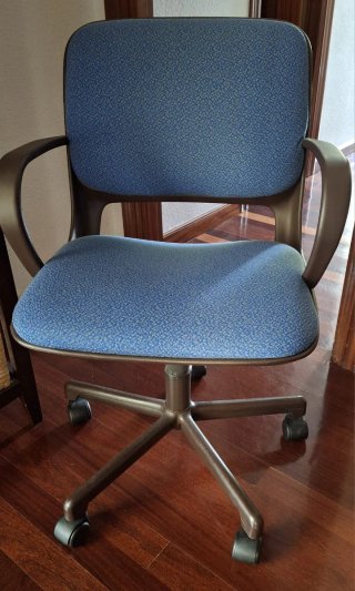 Silla de oficina azul con ruedas