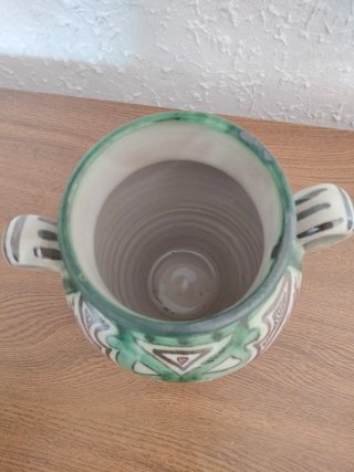 Jarrón de cerámica pintado a mano